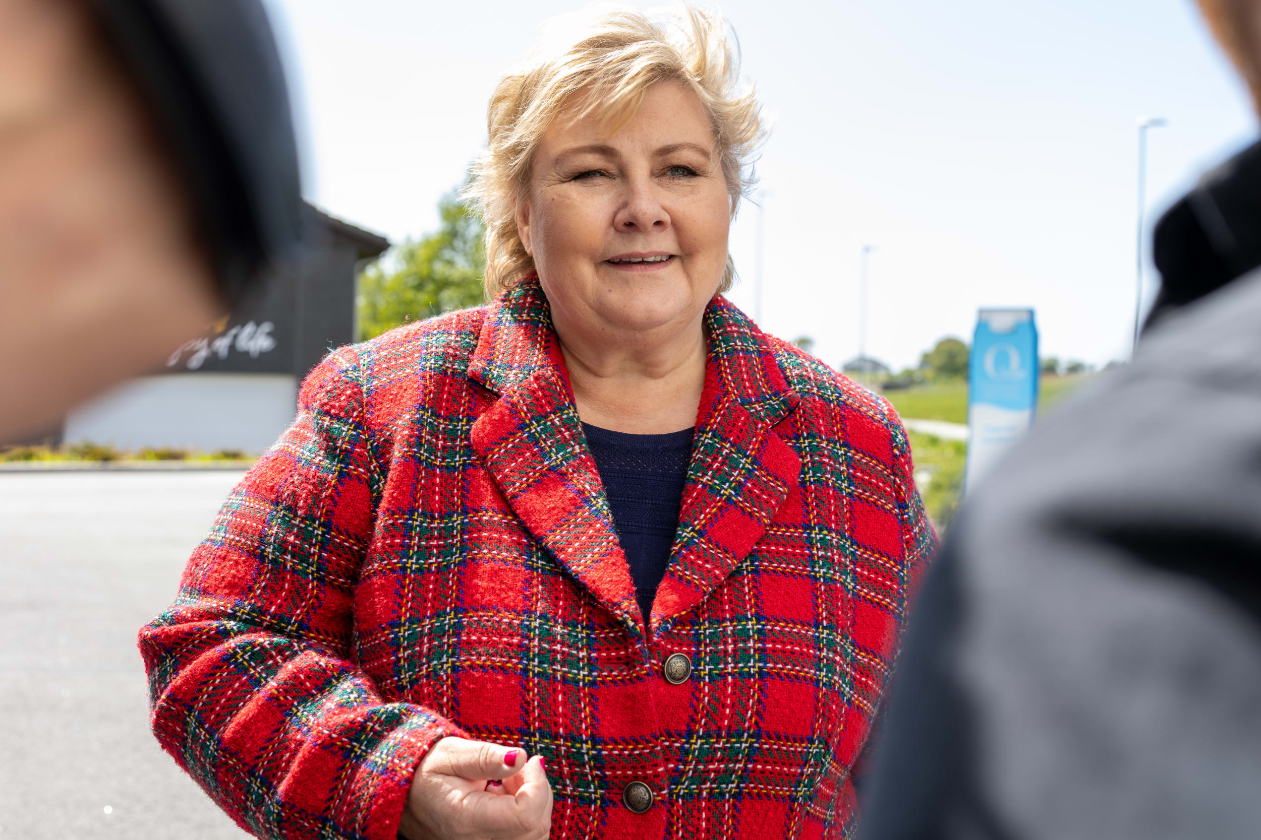 Erna Solberg i røde klær.